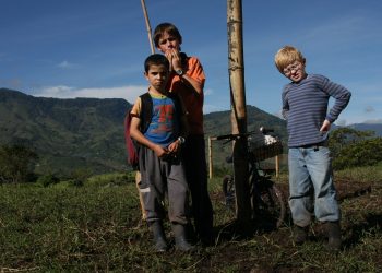 കളേഴ്‌സ് ഓഫ് ദി മൗണ്ടന്‍; ബാല്യത്തില്‍ നഷ്ടമാകുന്ന നിറങ്ങള്‍