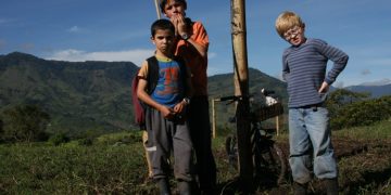 കളേഴ്‌സ് ഓഫ് ദി മൗണ്ടന്‍; ബാല്യത്തില്‍ നഷ്ടമാകുന്ന നിറങ്ങള്‍