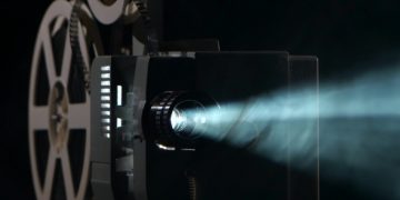 OTT – തിയേറ്ററിലെ ഇരുട്ടില്‍ നിന്നും പ്രേക്ഷകരെ തേടിയെത്തുന്ന സിനിമ