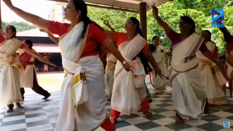 മിഥുന ടീച്ചറും അമ്മക്കുട്ടികളും ഡാൻസ് ക്ലാസ്സിലാണ്