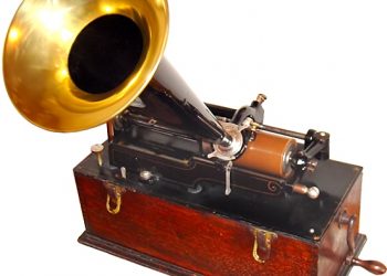 മെന്‍ലോപാര്‍ക്കിലെ മാന്ത്രികന്‍ പാടി, മേരിക്കുണ്ടൊരു കുഞ്ഞാട്…