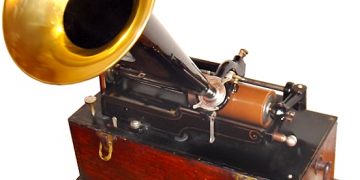 മെന്‍ലോപാര്‍ക്കിലെ മാന്ത്രികന്‍ പാടി, മേരിക്കുണ്ടൊരു കുഞ്ഞാട്…