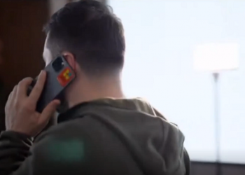 ഒരു മിനിറ്റേ , ഫ്രഞ്ച് പ്രസിഡന്റ് വിളിക്കുന്നു; ന്യൂസ് റിപ്പോർട്ടറോട്  സെലെൻസ്കി