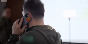 ഒരു മിനിറ്റേ , ഫ്രഞ്ച് പ്രസിഡന്റ് വിളിക്കുന്നു; ന്യൂസ് റിപ്പോർട്ടറോട്  സെലെൻസ്കി