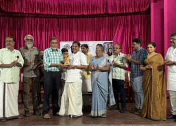 അക്ഷരക്കൂട്ടം നോവൽ പുരസ്കാരം മനോഹരൻ വി പേരകത്തിന് സമ്മാനിച്ചു